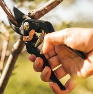 Forbice da giardino per potatura Bypass Fiskars P131-2397