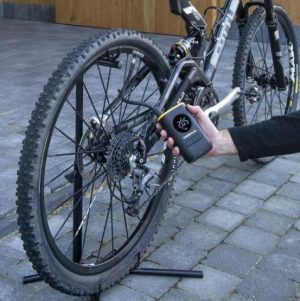 Compressore portatile a batteria 2ah 8v 10 bar -4504